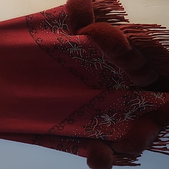 Chic Burgundy Poncho with Fringe - Picture 7 of 8